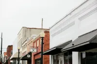 Spacious Kitchen and Relaxing Atmosphere - Gorgeous River Retreat Hotels in Clanton