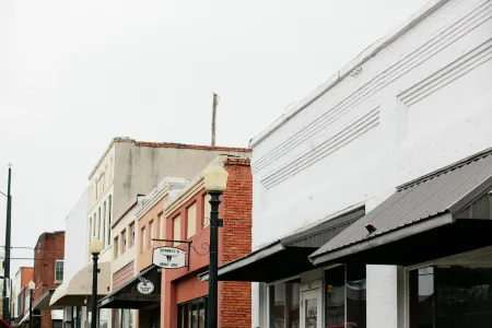 Spacious Kitchen and Relaxing Atmosphere - Gorgeous River Retreat Отели в г. Клантон