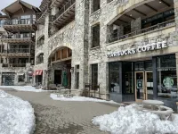 Stunning Mountain Lodge with Spacious Living Area - Cozy Getaway