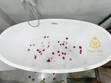 Royal Hotel Me Tri Ha, Hanoi Отели рядом с достопримечательностью «Hanoi Museum»