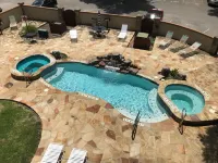 Poolside Access and Hot Tubs for Ultimate Relaxation - Charming Oasis
