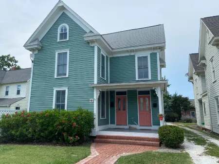 Short Walk to Beach and Shops with Grill and Wifi - Charming Retreat