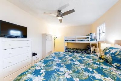 Quiet condo across from beach with Intracoastal-view pool, grill & fishing dock