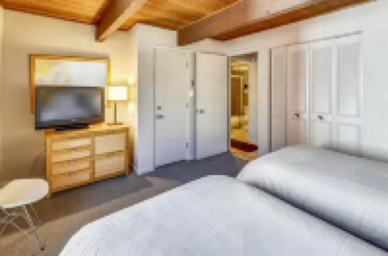 Prime Access to Shopping and Dining - Elegant Mountain Retreat