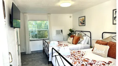 Shared Pool and Mini Golf Area with Fire Pit - Spacious Getaway Hotels in Clearwater