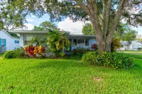 Comfortable Retreat Near Daytona Beach Action - Charming Oasis Hotels in Holly Hill