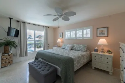 Tiki Bar and Pool with Fishing Dock - Spectacular Waterfront Haven Debrilcha Gallery 주변 호텔