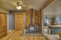 Relaxing Hot Tub and Enclosed Backyard Retreat - Charming Cottage