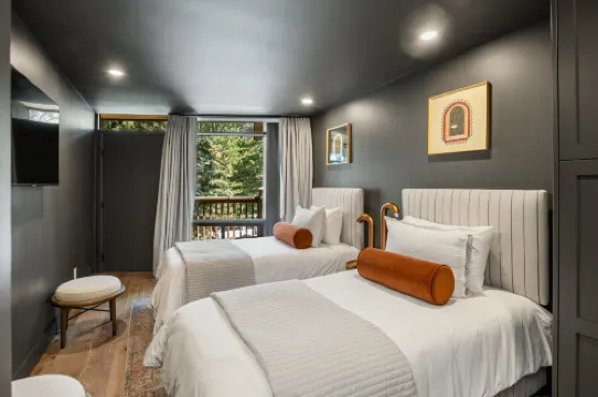 Breathtaking Mountain Views and Cozy Fireplace - Exquisite Modern Retreat