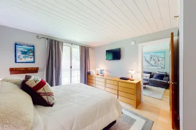 Comfortable mountainside condo with skiing, balcony, fast WiFi, & washer/dryer فنادق في Warren