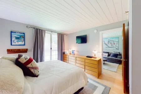 Comfortable mountainside condo with skiing, balcony, fast WiFi, & washer/dryer Отели рядом с достопримечательностью «Шугарбуш Резорт»