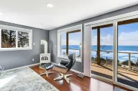 Remodeled home with multiple decks & ocean views - short walk to beach Hotel a Oceanside