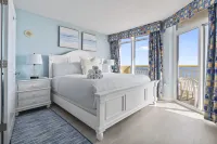 Expansive Balcony and Modern Amenities - Stunning Oceanfront Retreat Hôtels à : Atlantic Beach