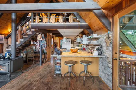 Luxury Mountain Retreat with Hot Tub and Forest Views - Stunning Sanctuary