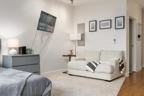 Stylish Studio with Pool and Hot Tub Access - Inviting Luxury Escape