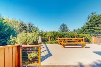 Updated dog-friendly home with fantastic ocean views - walk to the beach Hotels in Port Orford