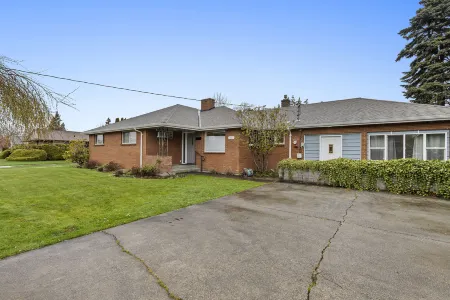 Large Decked Backyard with BBQ and Outdoor Seating - Cozy Charming Retreat Отели рядом с достопримечательностью «Роозенгаард»