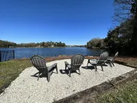 Lake View and Spacious Backyard - Charming Bungalow Retreat Hotels in Greater Carrollwood
