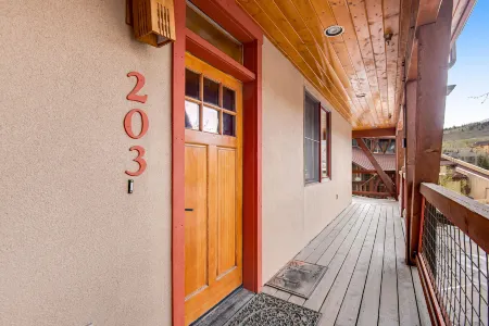 Mountain View Townhome w/ Private Deck, Gas Grill, WiFi, & Gas Fireplace