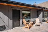 Kitchenette, Smart TV, Luxurious Shower, Deck Access - Charming Escape