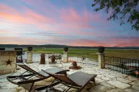 Luxury Lake Life - Boat Dock, Outdoor Kitchen, Basketball Court, Game Room & Bar Hotels in Hudson Bend