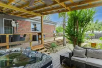 Hot Tub and Fenced Yard for Relaxation - Charming Cottage Retreat Hotel a West Columbia