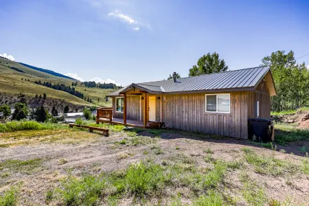 Breathtaking Mountain Views and Open Floor Plan - Charming Retreat