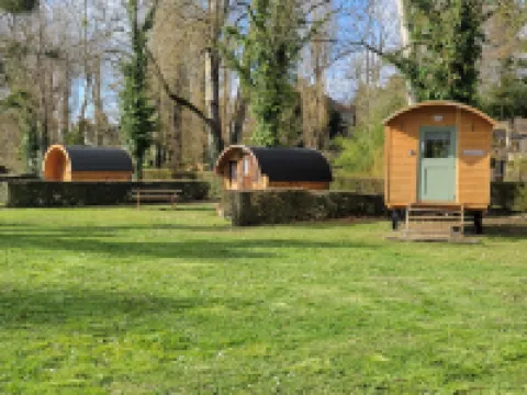 Small cosy Bluebell cabin in the French countryside