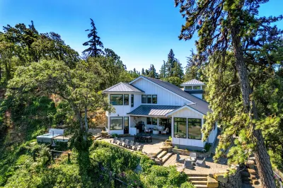 Hot Tub and Bocce Ball Court - Exquisite Cliffside Haven