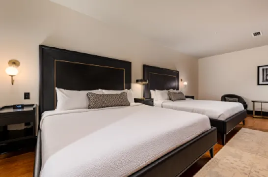 2BR Canal Street Charm: Elegant Space | The Mayfair 酒店