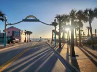 Family Friend House with Salt Water Pool - Close to Daytona & New Smyrna Beach Hotels in Edgewater