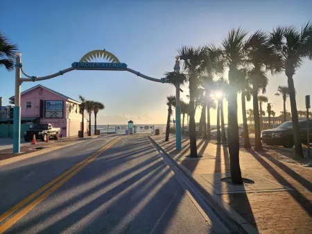 Family Friend House with Salt Water Pool - Close to Daytona & New Smyrna Beach