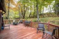 Creek Front Cabin with Hot Tub and Mountain Views - Stunning Retreat Hotels in Roan Mountain