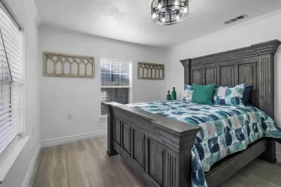 Peaceful Lake Cabin in City Getaway Hot Tub, Beach, & Spacious Deck