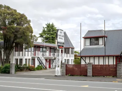 Castles Motel & Driftwood Motel Hotels near Tahunanui Beach