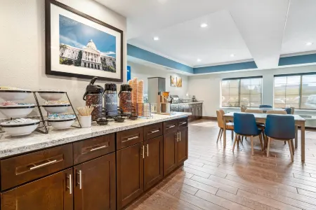 Comfort Inn & Suites Sacramento - University Area Отели рядом с достопримечательностью «Riverside Hall School of Engineering and Computer Science»