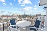 New Construction - Walk to Beach - King Size Bed