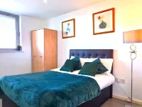 2 Bedroom Central Flat with Parking Hotels in 