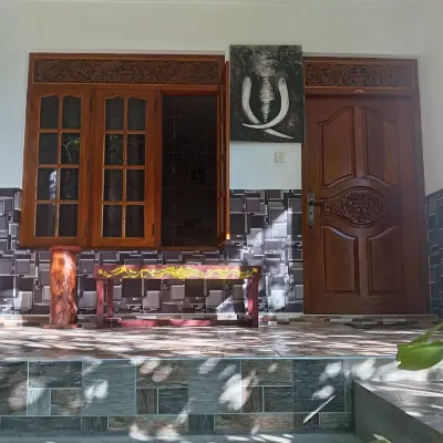 Toropi Homestay Hotels near Lankatilaka Temple