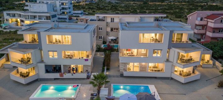 Apartments & Rooms Danivan Pool Villas B Hotele w: Novalja