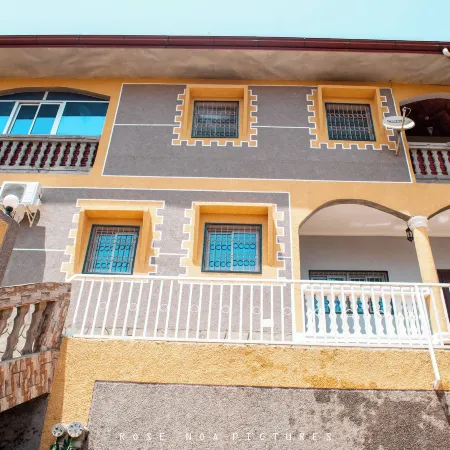 Odza, Modern Apartment, 3 Bedrooms, Private Parking