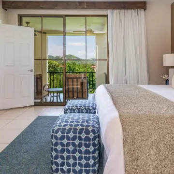 Well-Decorated 3rd-Floor Unit with Unique Designs and Mountainview in Coco