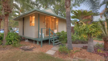 Maroochy River Bungalows Отели рядом с достопримечательностью «Stins Scapes»