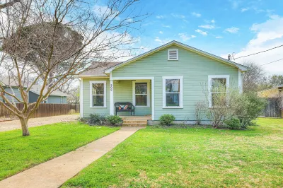 Charming Bungalow with Spa! Close to Main St! Hotels in Fredericksburg