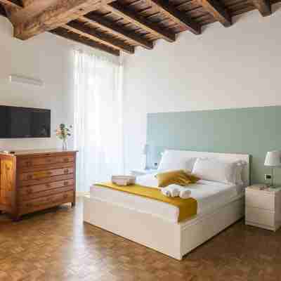 Charming Joivy Flat Next to Duomo di Como Rooms