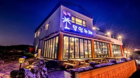 Jeju Woljeongri Pungcha Pension Отели рядом с достопримечательностью «Dangcheomuldonggul Cave»