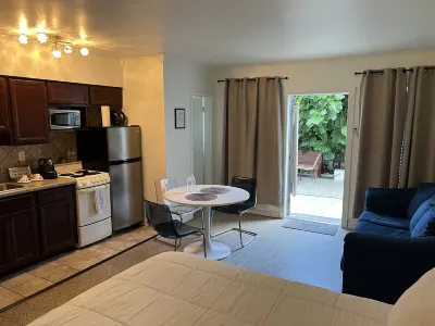 Tiana Beach Inn Hotels near Cruise terminal