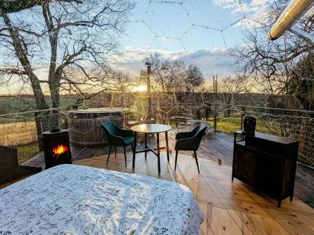 Les Bulles perchées de Lartigue Отели в г. Люпьяк