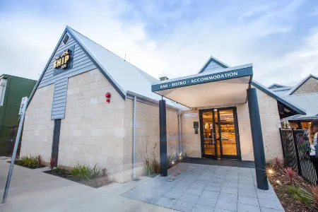 Nightcap at the Ship Inn Отели рядом с достопримечательностью «Залив Джограф»