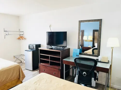 Super 8 by Wyndham Fort Scott Hotels in Fort Scott